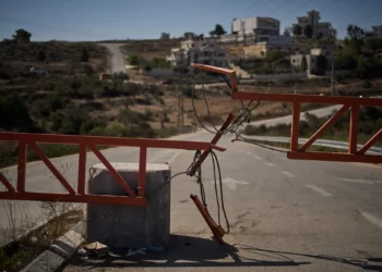 Una puerta instalada por las autoridades israelíes bloquea una de las entradas a la aldea de Atara, en Cisjordania, el 30 de septiembre de 2025. (Foto AP/Leo Correa)