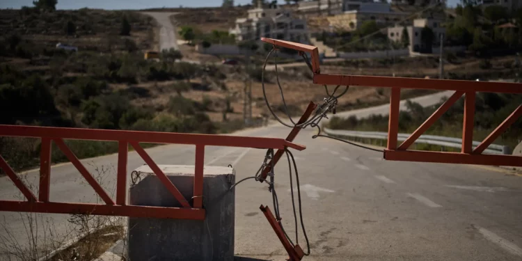 Una puerta instalada por las autoridades israelíes bloquea una de las entradas a la aldea de Atara, en Cisjordania, el 30 de septiembre de 2025. (Foto AP/Leo Correa)