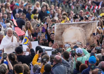 El papa León XIV saluda a los fieles durante la audiencia general semanal en la plaza de San Pedro, en el Vaticano, el miércoles 29 de octubre de 2025. (Foto AP/Gregorio Borgia)
