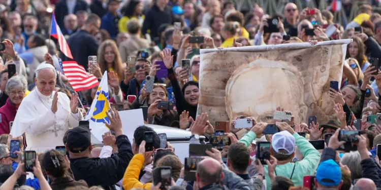El papa León XIV saluda a los fieles durante la audiencia general semanal en la plaza de San Pedro, en el Vaticano, el miércoles 29 de octubre de 2025. (Foto AP/Gregorio Borgia)