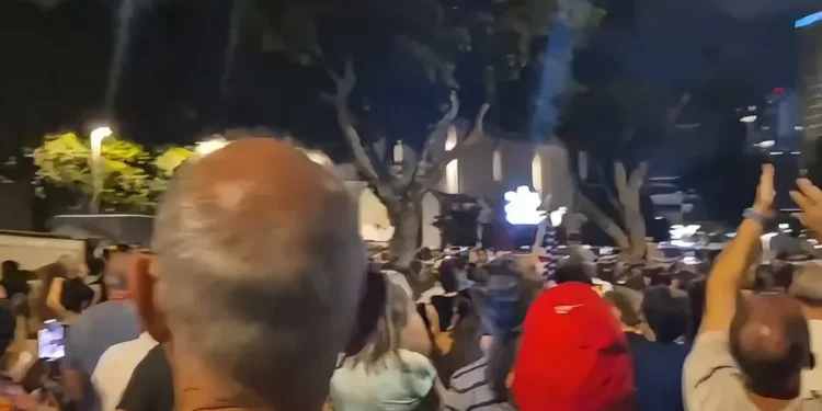 Netanyahu recibe apoyo de su coalición luego de ser abucheado en la Plaza de los Rehenes