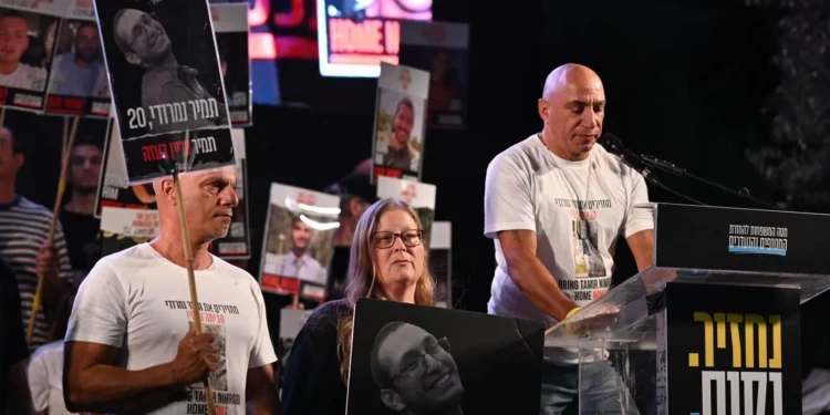 Alon Nimrodi, el padre del cautivo Tamir Nimrodi, dirigiéndose a la multitud en una protesta por los rehenes en la Plaza de los Rehenes en Tel Aviv, el 20 de septiembre de 2025. (Lior Rotstein / Foro de Rehenes y Familias Desaparecidas)