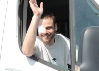 El rehén liberado Alon Ohel de camino a casa: recibido por multitudes