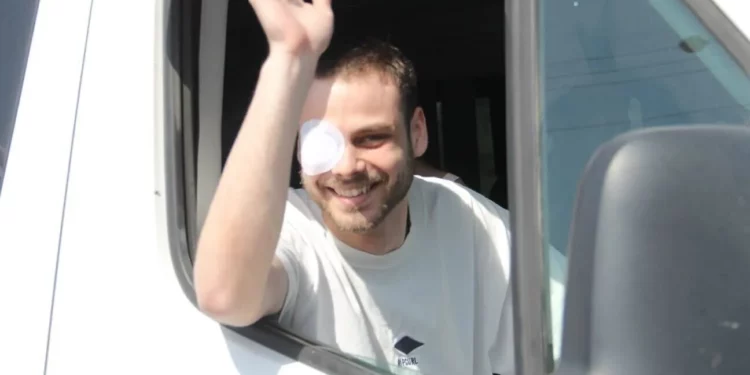 El rehén liberado Alon Ohel de camino a casa: recibido por multitudes