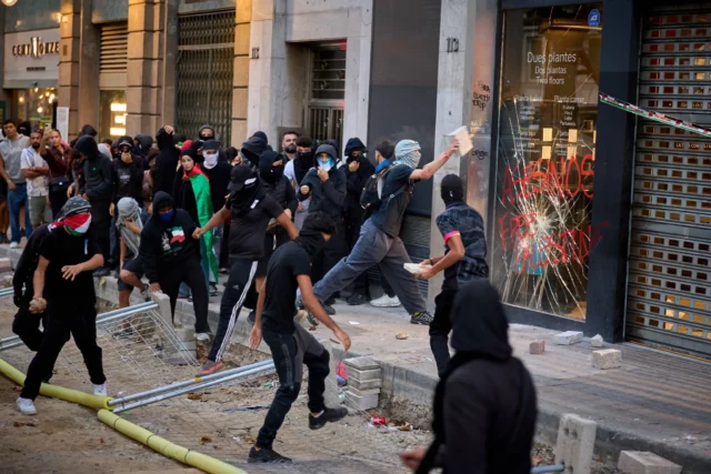 20 agentes heridos durante una marcha antiisraelí en Barcelona