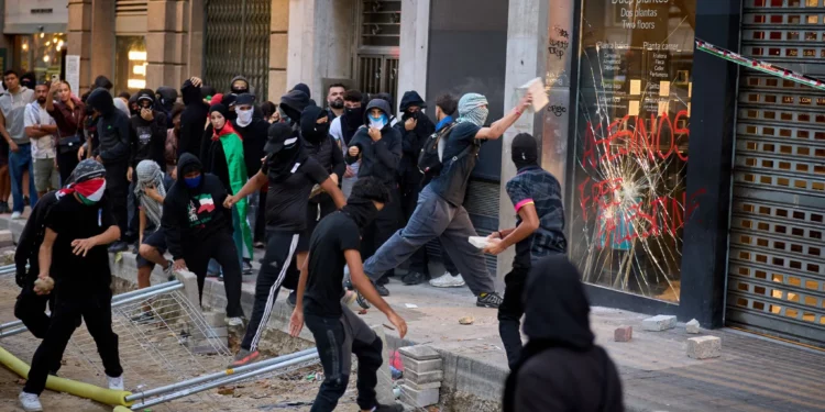 20 agentes heridos durante una marcha antiisraelí en Barcelona