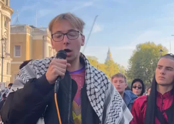Policía británica confisca armas a estudiante de Oxford arrestado por incitación antisemita