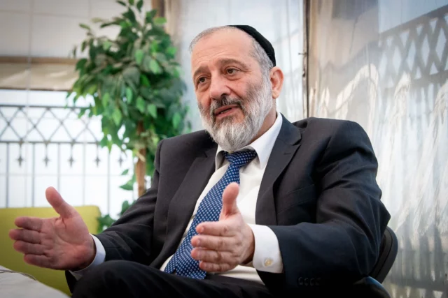Aryeh Deri celebra el regreso de los rehenes: “Este es el día que el Señor ha hecho”