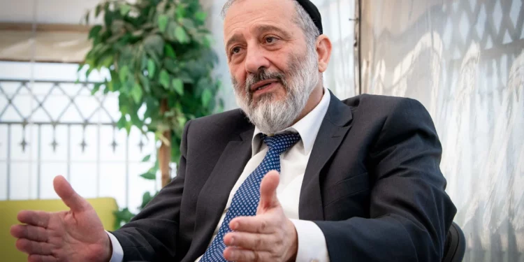 Aryeh Deri celebra el regreso de los rehenes: “Este es el día que el Señor ha hecho”
