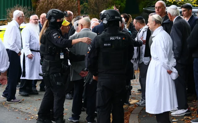 Ataque en sinagoga en Manchester: Cuatro heridos por apuñalamiento y atropello