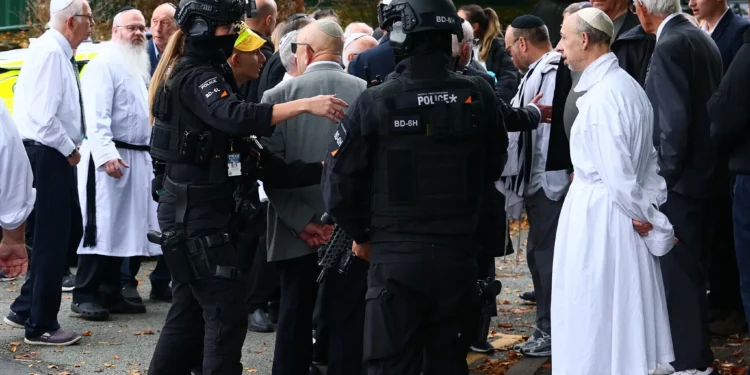 Ataque en sinagoga en Manchester: Cuatro heridos por apuñalamiento y atropello