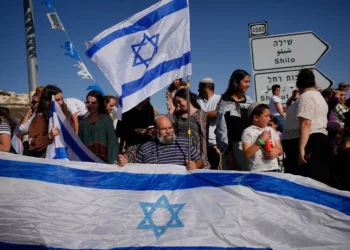 Israelíes se congregan para saludar al exrehén Avinatan Or