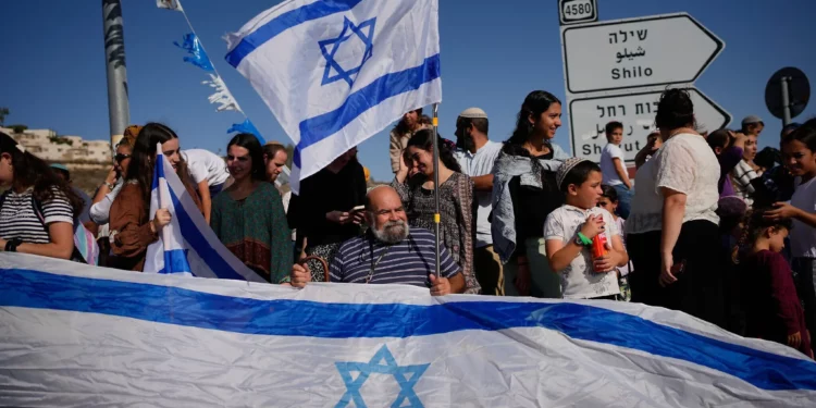 Israelíes se congregan para saludar al exrehén Avinatan Or