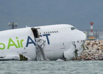 Un avión de carga se sale de una pista de Hong Kong hacia el mar
