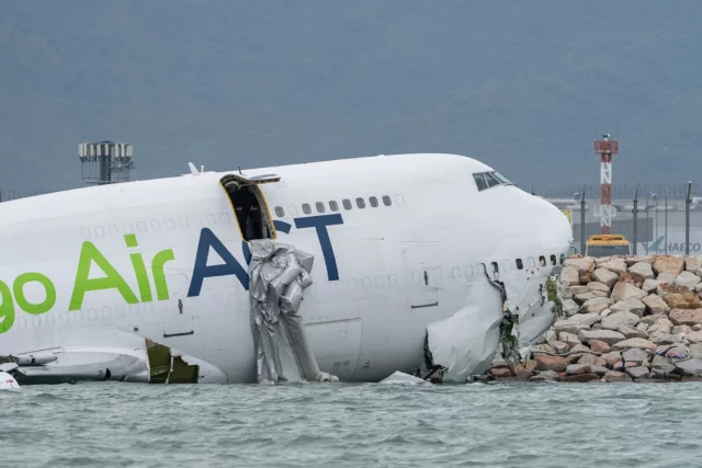 Un avión de carga se sale de una pista de Hong Kong hacia el mar