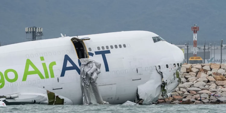 Un avión de carga se sale de una pista de Hong Kong hacia el mar