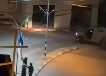 Las FDI retiran banderas de Hamás izadas en Judea y Samaria