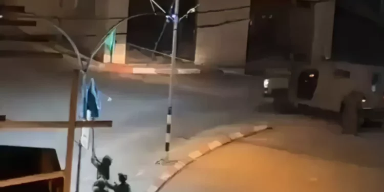 Las FDI retiran banderas de Hamás izadas en Judea y Samaria