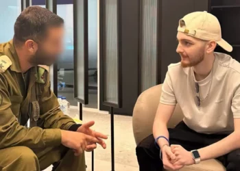Rehén liberado Bar Kuperstein recibe visita de comandante de Brigada Nahal