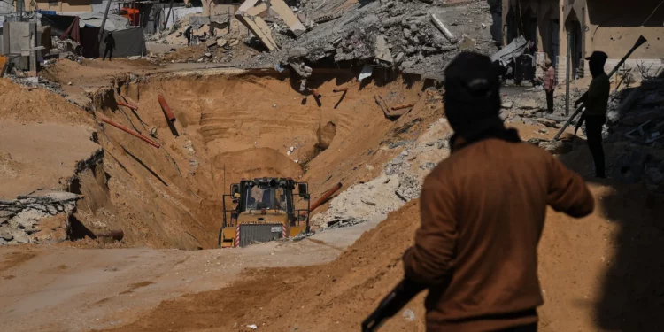 Equipo egipcio entra a Gaza con aval de Netanyahu para buscar cuerpos de rehenes