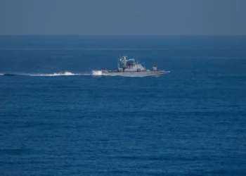 Buque israelí efectúa disparos de advertencia en la costa de Gaza