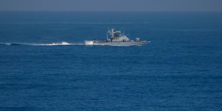 Buque israelí efectúa disparos de advertencia en la costa de Gaza