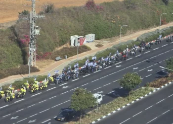 Caravana de motociclistas escolta el cuerpo del rehén asesinado Ronen Engel
