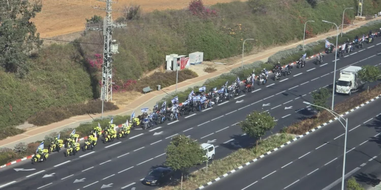 Caravana de motociclistas escolta el cuerpo del rehén asesinado Ronen Engel