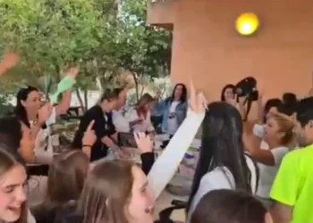 Multitudes en casas de familias de rehenes mientras son liberados de Gaza