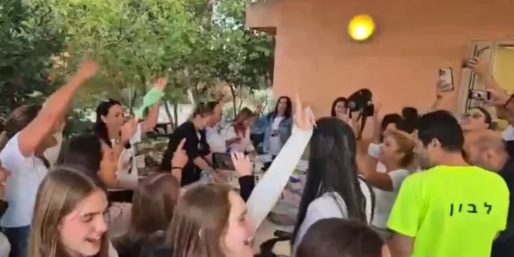 Multitudes en casas de familias de rehenes mientras son liberados de Gaza