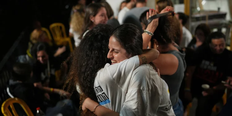 Familias israelíes celebran en Tel Aviv el acuerdo para liberar rehenes
