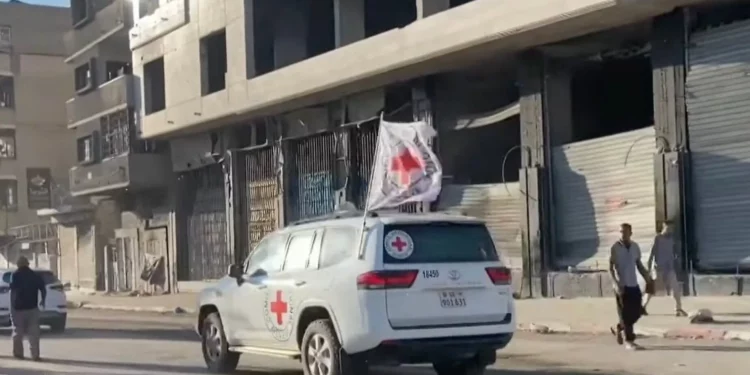 Las FDI confirman que la Cruz Roja recibió siete rehenes de Hamás en la ciudad de Gaza