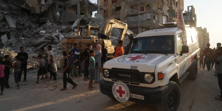 Hamás dice que entregó restos de rehén a la Cruz Roja: Israel trabaja para identificarlo