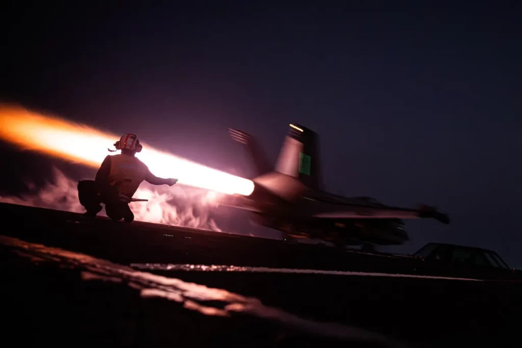 Un E/A-18G Growler, adjunto al Escuadrón de Ataque Electrónico (VAQ) 139, se lanza desde la cubierta de vuelo del portaaviones de clase Nimitz USS Nimitz (CVN 68) durante las operaciones de vuelo en el área de responsabilidad del Comando Central de los Estados Unidos. (Foto oficial de la Marina de los EE. UU.)
