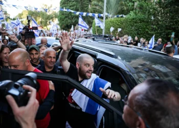 Dos exrehenes regresan a sus hogares tras salir del hospital: Multitudes los aclaman