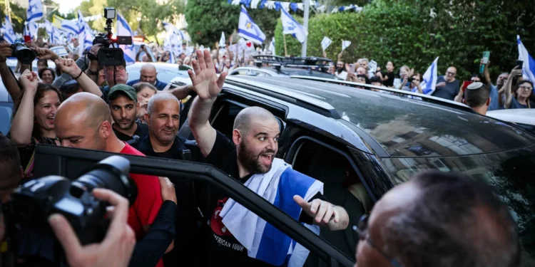 Dos exrehenes regresan a sus hogares tras salir del hospital: Multitudes los aclaman