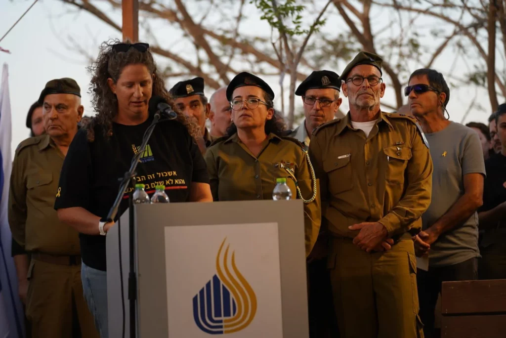 Ela Haimi, viuda de Tal Haimi, cuyo cuerpo fue devuelto de Gaza, elogia a su esposo en su entierro en el kibutz Nir Yitzhak el 22 de octubre de 2025 (Crédito: Dana Reany/Hostages Forum) 