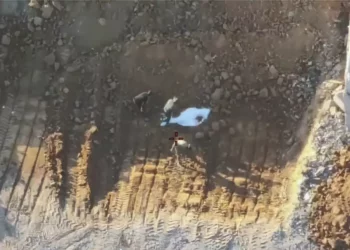 Video muestra a Hamás fingiendo recuperación restos del rehén Ofir Tzarfati