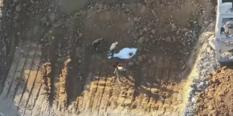 Video muestra a Hamás fingiendo recuperación restos del rehén Ofir Tzarfati