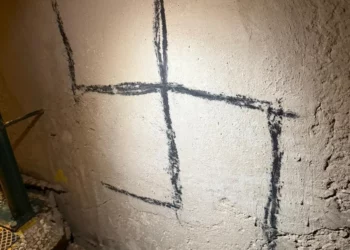 La policía detiene en Haifa a un vándalo reincidente que pinta esvásticas