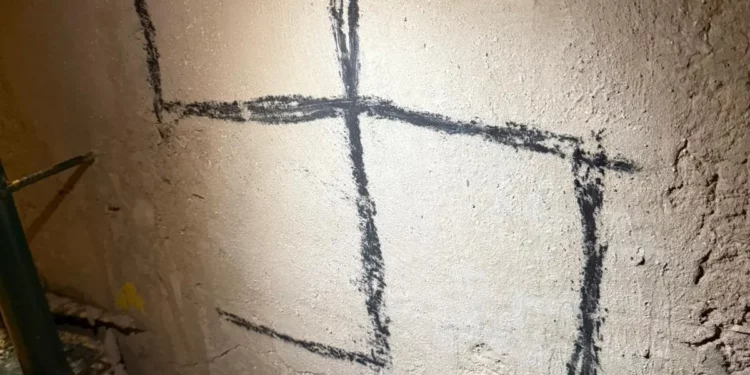 La policía detiene en Haifa a un vándalo reincidente que pinta esvásticas