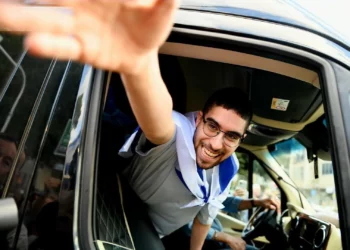 El rehén liberado Evyatar David fue recibido por multitudes en Kfar Saba