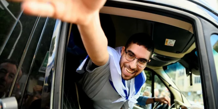 El rehén liberado Evyatar David fue recibido por multitudes en Kfar Saba