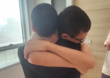 Rehenes israelíes liberados se reencuentran en hospital de Petah Tikva