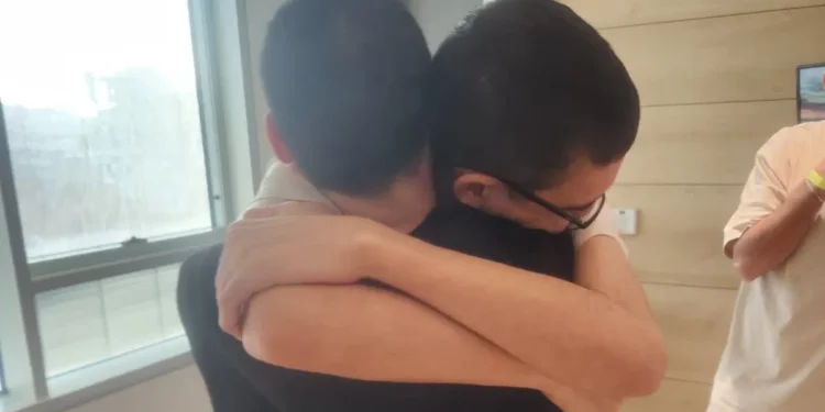 Rehenes israelíes liberados se reencuentran en hospital de Petah Tikva