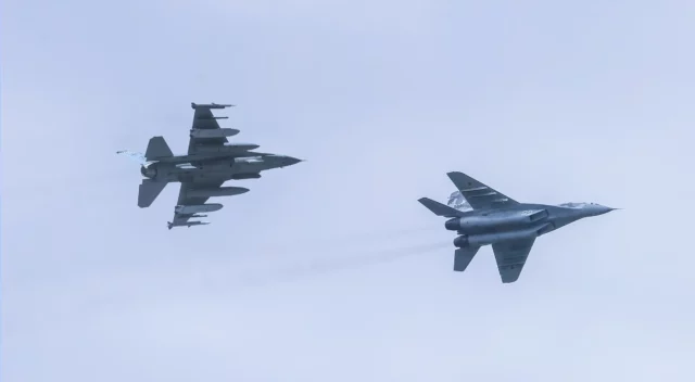 Se enfrentan: MiG-29 desafía a la velocidad del F-16 con resistencia