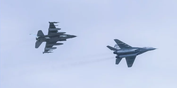 Se enfrentan: MiG-29 desafía a la velocidad del F-16 con resistencia
