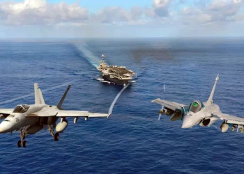 Super Hornet y Rafale M se enfrentan por la supremacía sobre portaaviones