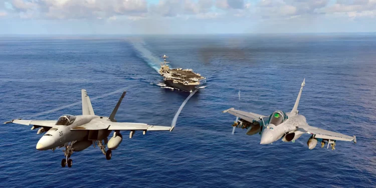 Super Hornet y Rafale M se enfrentan por la supremacía sobre portaaviones