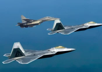 Caza J-16 chino interceptó y expulsó a dos F-22 Raptor